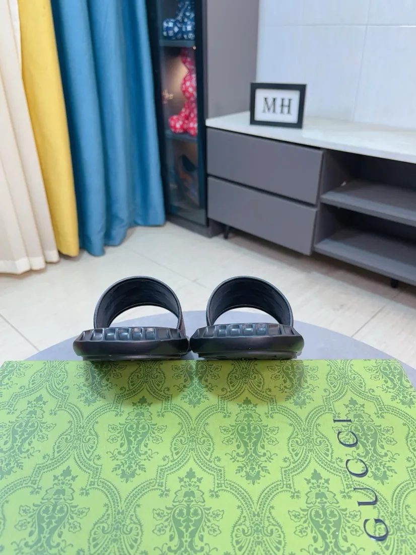 Men's shoes 💰260🌹🌹 (gucci-Gucci) New men's slippers, high-end boutique, made of cowhide, with exquisite embossed logo decoration on the upper, fine workmanship, super soft soles, casual, loose and comfortable, a must-have in summer! \nsize：38-44